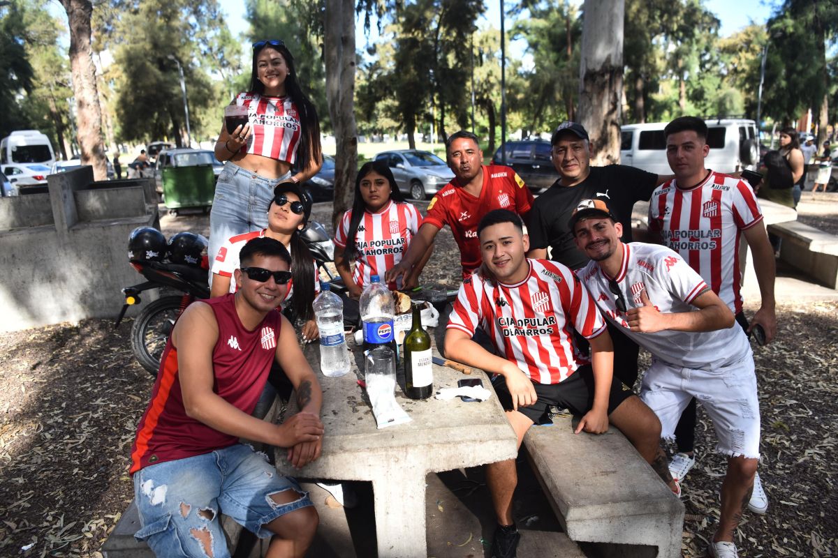 PREVIA. Elías Natanael López y su grupo compartieron el asado en el Parque Aguirre, en la antesala del duelo de San Martín en Santiago del Estero.