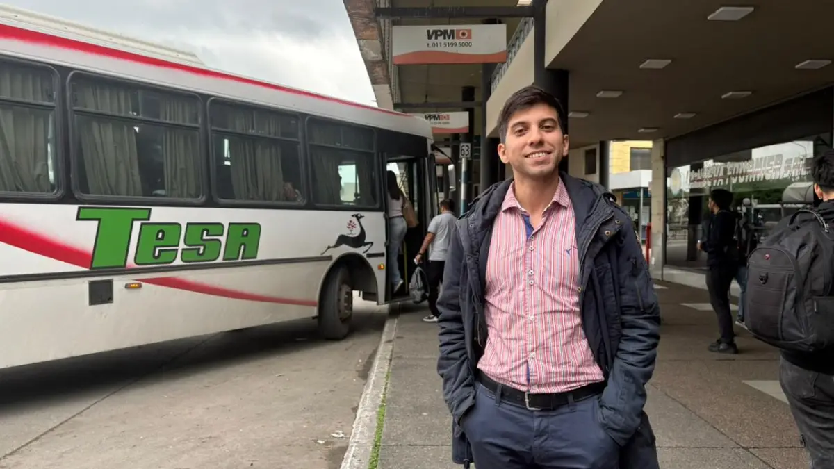 DESDE LA TERMINAL. Adrián Ramos, estudiante de Concepción de la UTN que creó una página para rastrear los colectivos del interior en Tucumán. / LA GACETA