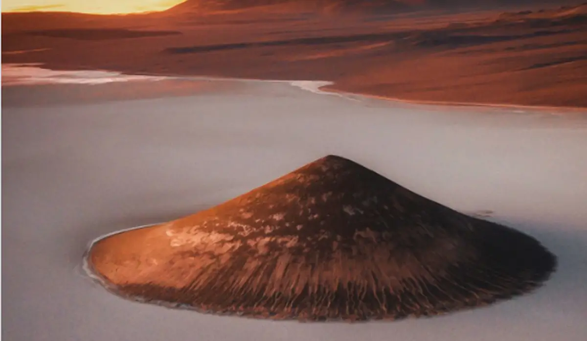El Cono de Arita emerge entre el mar de sal. 