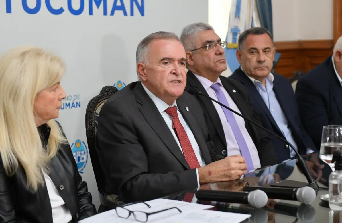 CASA DE GOBIERNO. El gobernador Jaldo encabezó una rueda de prensa junto a sus funcionarios para brindar detalles sobre el desistimiento de tres expropiaciones. Foto de Comunicación Pública