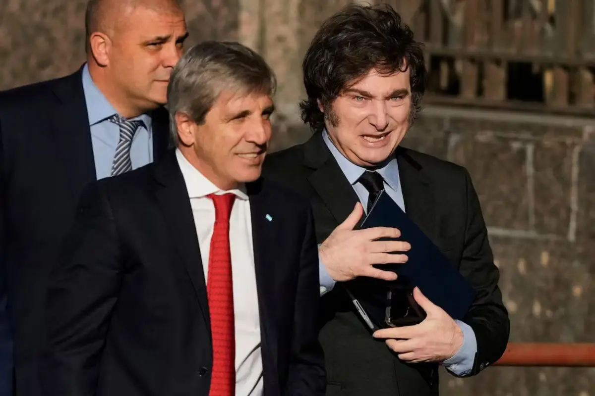 TANDEM DE PODER. Milei y Caputo tratan de sostener el ancla fiscal y captar más dólares para las reservas.