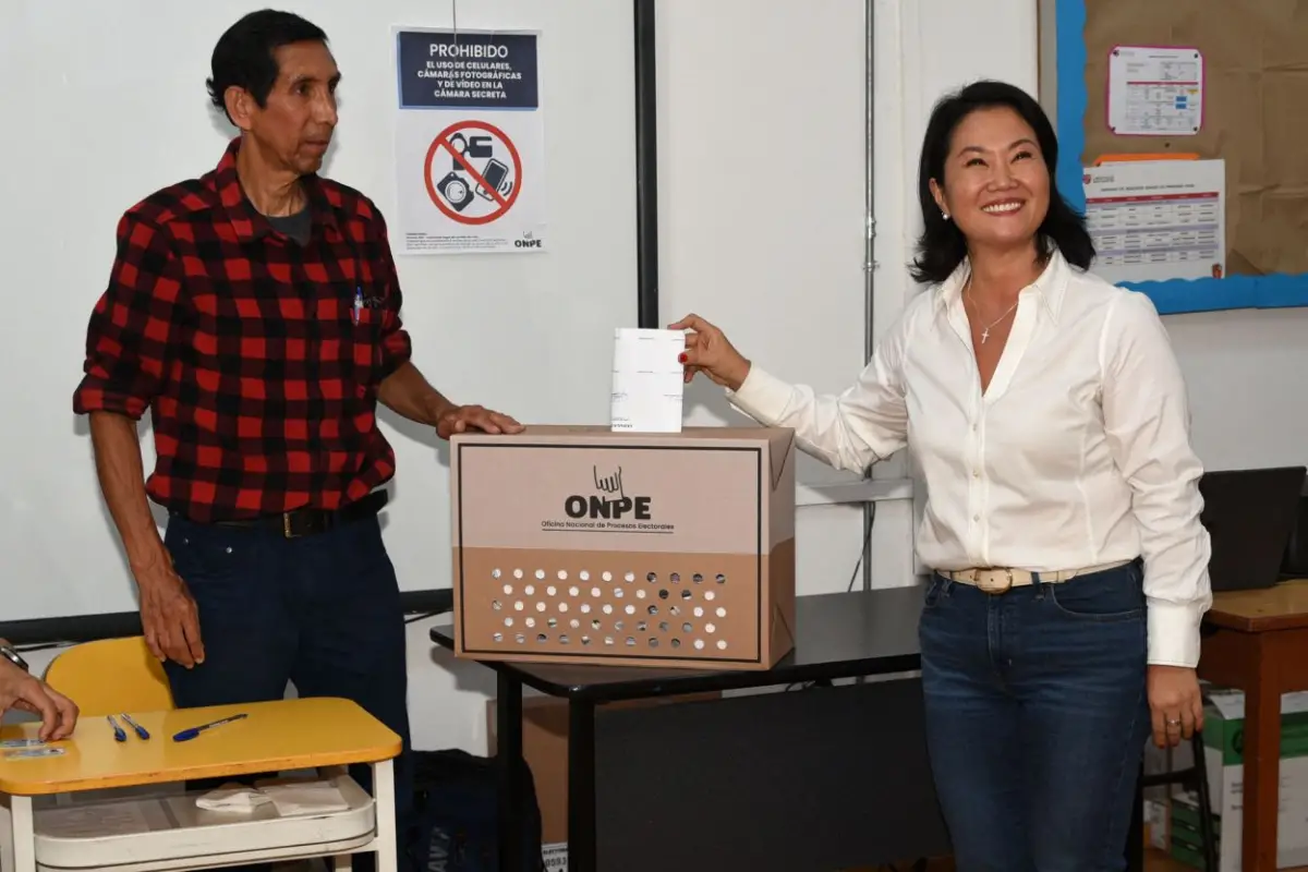FRENTE A LA URNA. Keiko Fujimori, candidata de la derecha, emite su voto en la capital peruana.