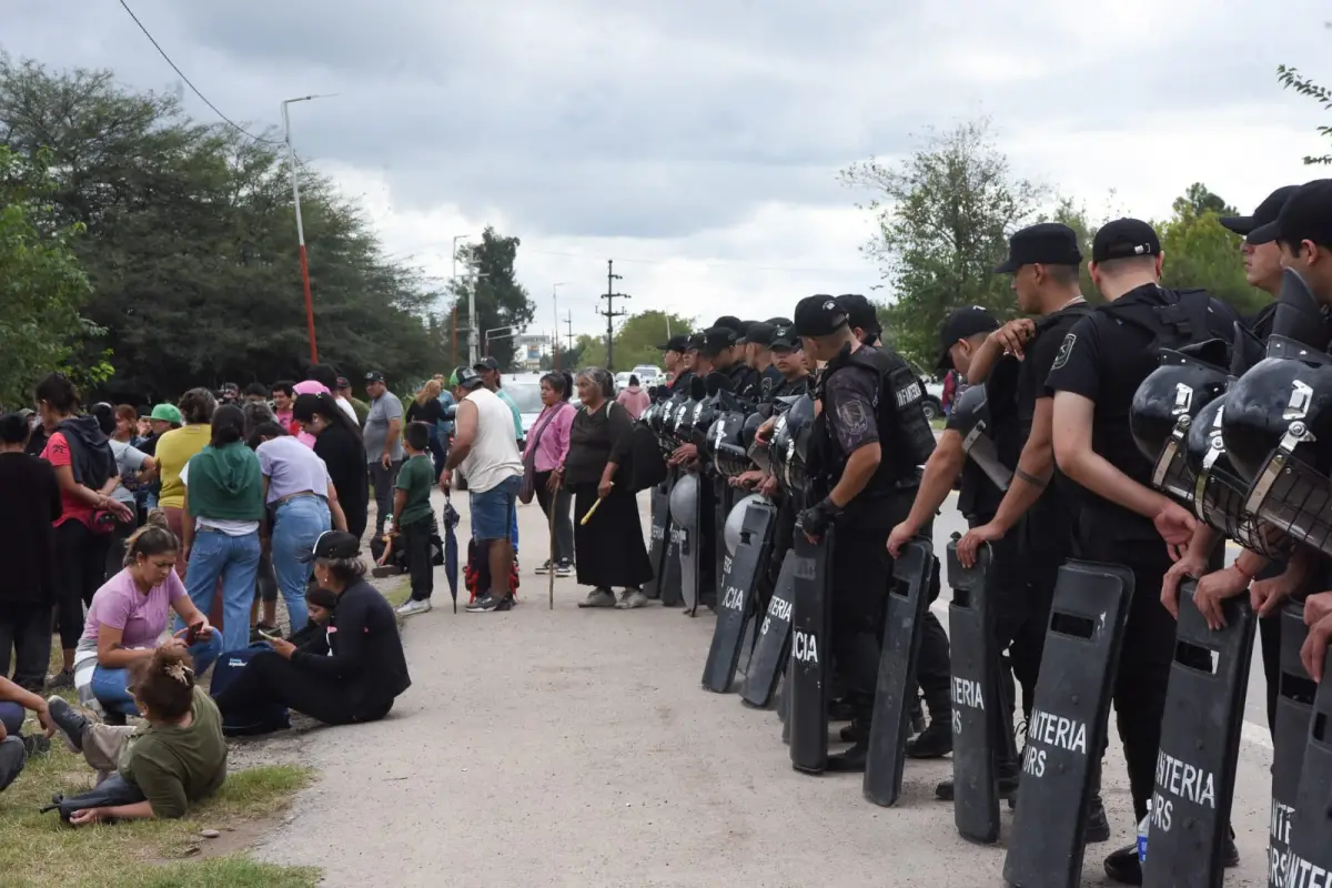 DOS CARAS. Por un lado, la gente de La Madrid; por otro, la infantería. FOTO: ANALÍA JARAMILLO