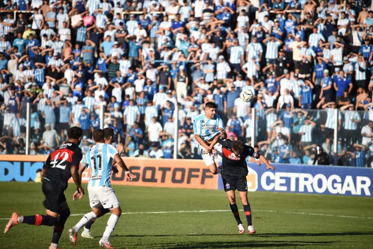 EN SOLEDAD. Leandro Díaz se eleva sobre su marca para intentar impactar la pelota de cabeza. El delantero fue la única referencia ofensiva de la noche.