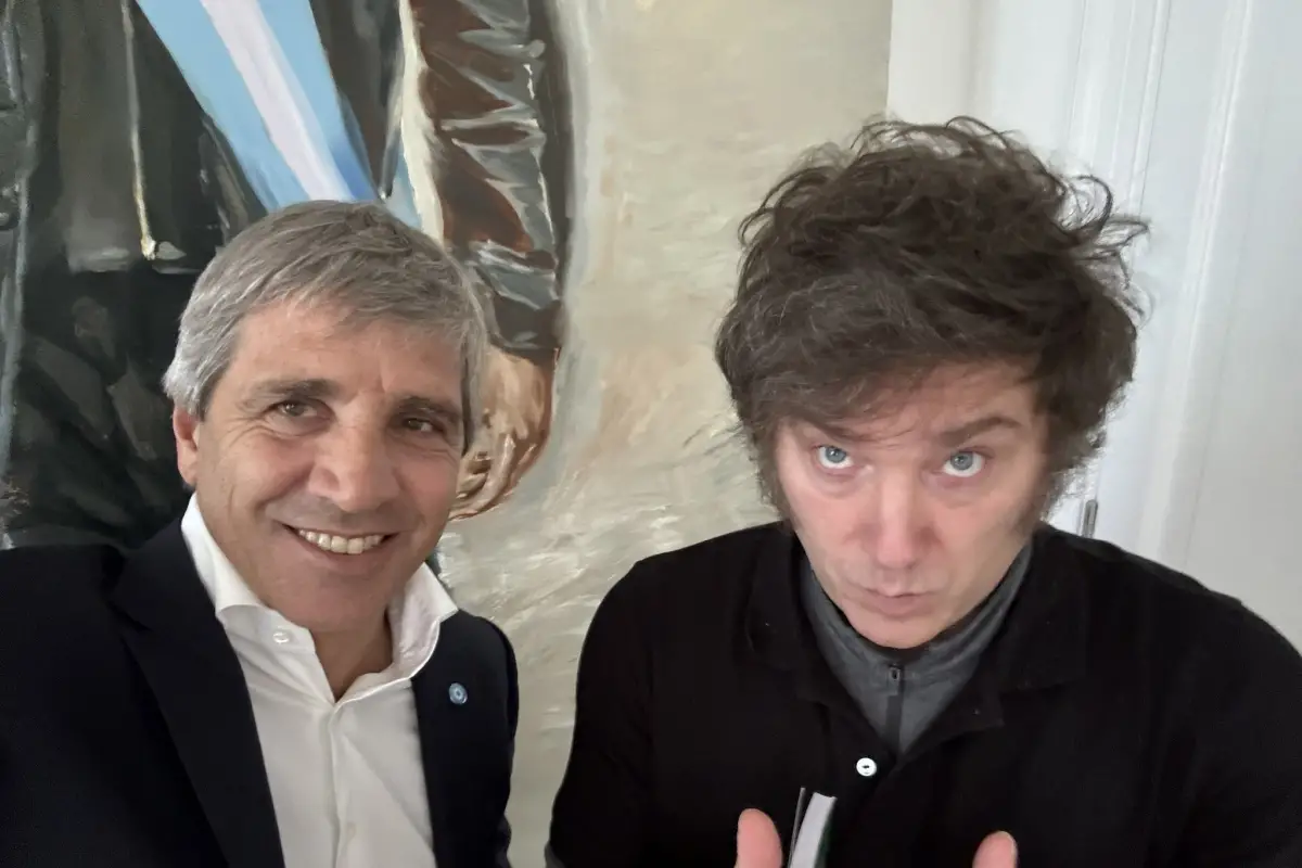 El ministro de Economía, Luis Caputo, junto al presidente Javier Milei.