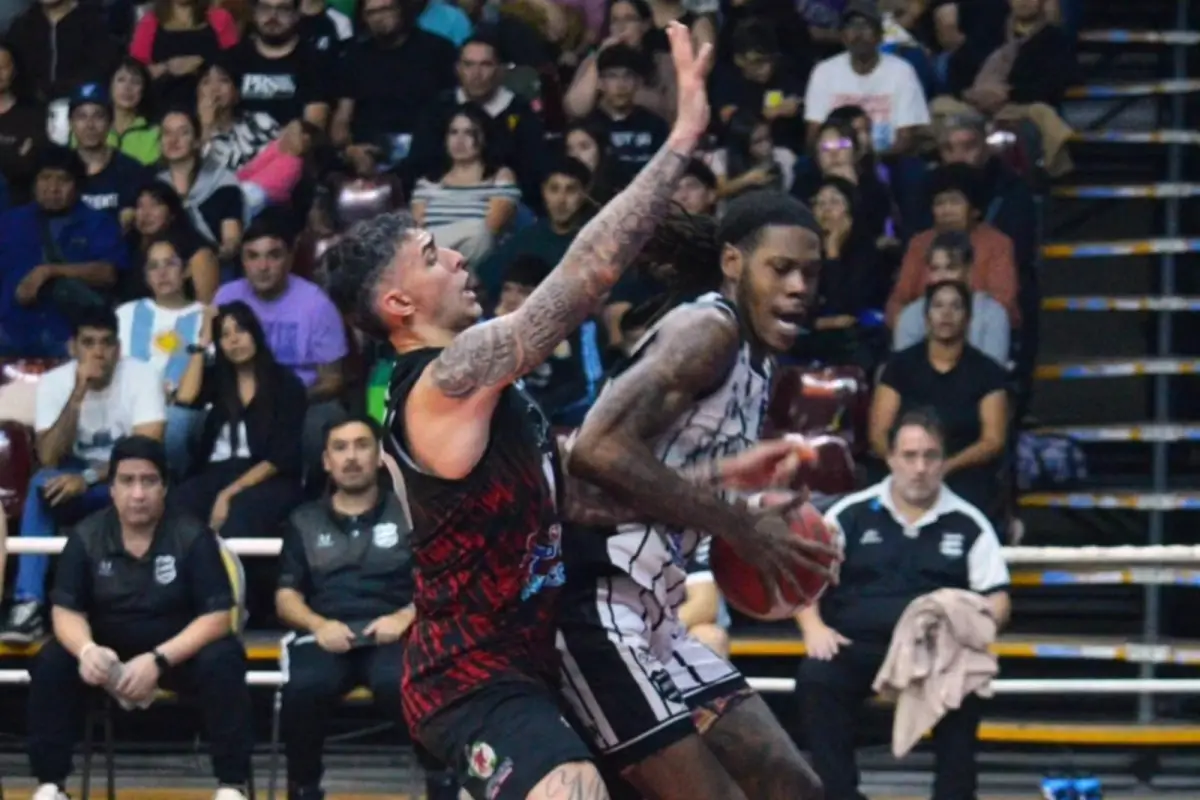 PIEZA CLAVE. Joe Hampton intenta ganar la posición en la pintura. El estadounidense fue uno de los puntos altos del equipo esta temporada.