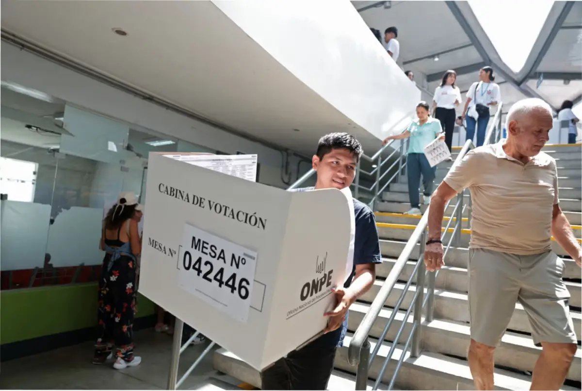 Un miembro de la Oficina Nacional de Procesos Electorales traslada material electoral en un centro de votación en Lima. Connie France/AFP via Getty Images/CNN 