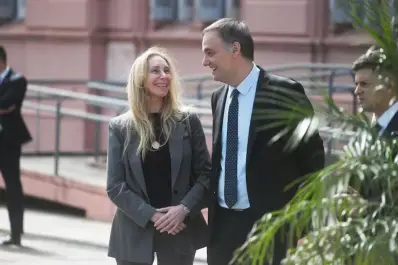 Gesto de unidad en medio de la tormenta: Karina Milei blindó a Adorni con una visita al Malbrán