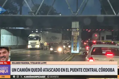 Un camión quedó atascado bajo el puente en 24 de Septiembre: qué pasó y por qué ocurrió