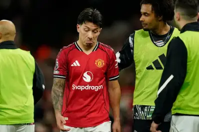 Insólita roja para Lisandro Martínez: volvió tras su lesión y se fue expulsado por tirar del pelo a un rival