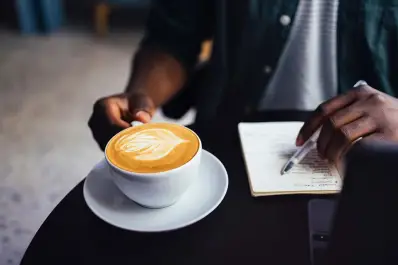 El café activa un sensor de nutrientes en el cuerpo que protege las células y podría ayudar a vivir más años