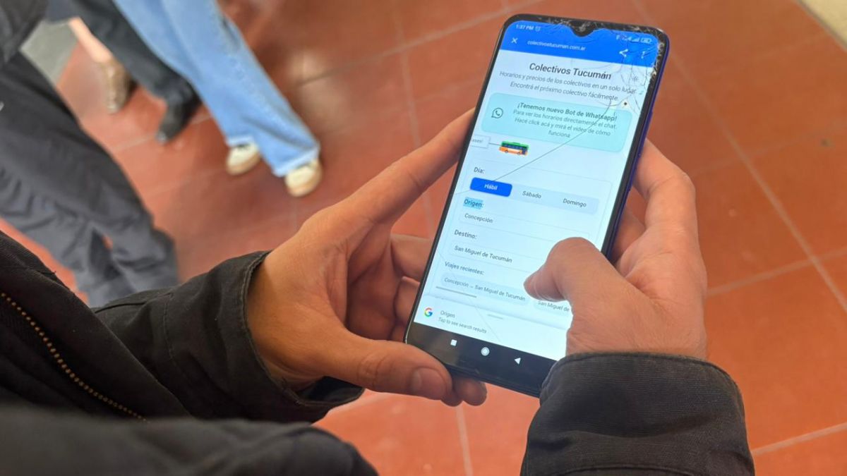 EN LA MANO. Desde el celular, los usuarios pueden saber qué colectivo tomar y a qué hora. / LA GACETA