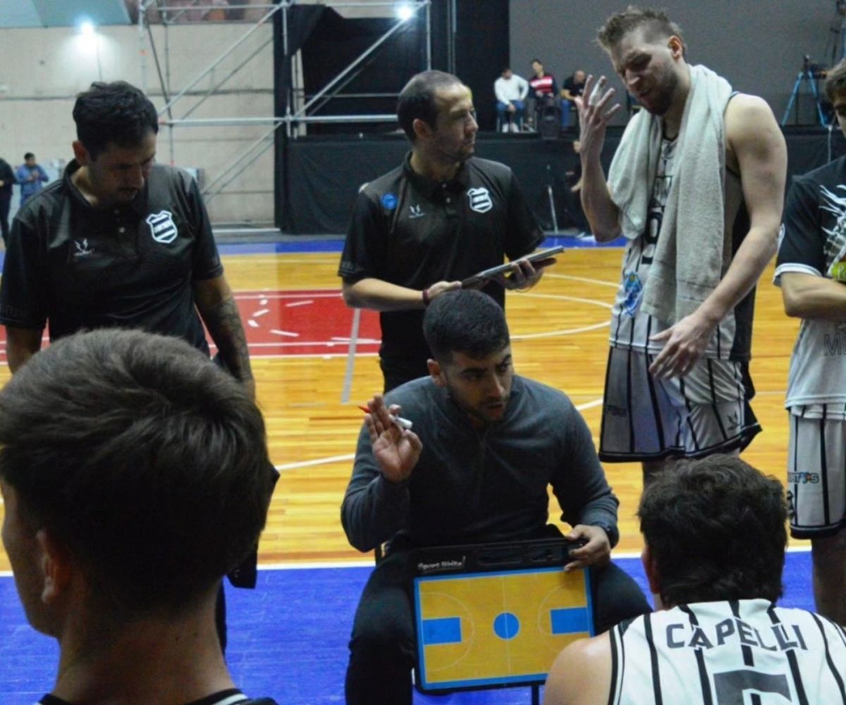 MINUTO. Espósito dialoga con sus dirigidos.