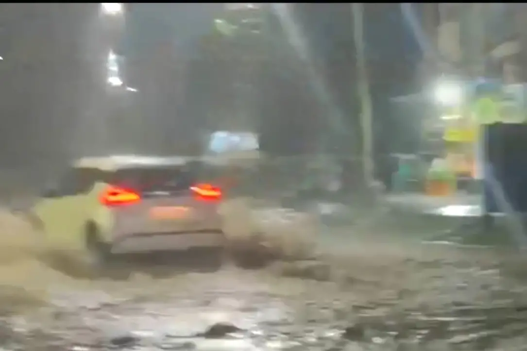 CALLES INTRANSITABLES. Imagen tomada en San Martín y Camino de Sirga.