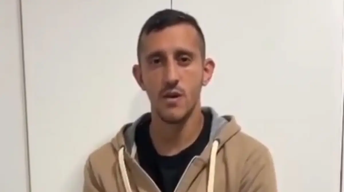 El futbolista que gritó “bomba” en un avión rompió el silencio y dejó un mensaje de disculpas