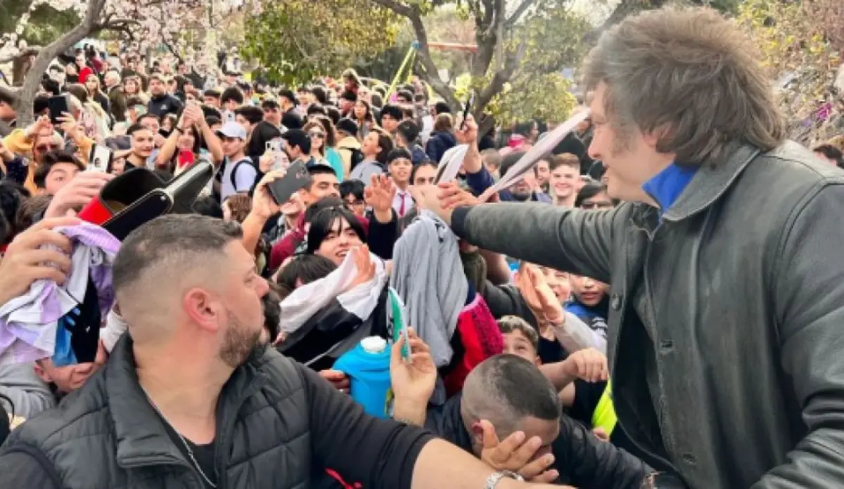 APOYO JUVENIL. La confianza en el Gobierno volvió a caer y ya acumula una baja de 6,5% en lo que va del año. / JAVIER MILEI