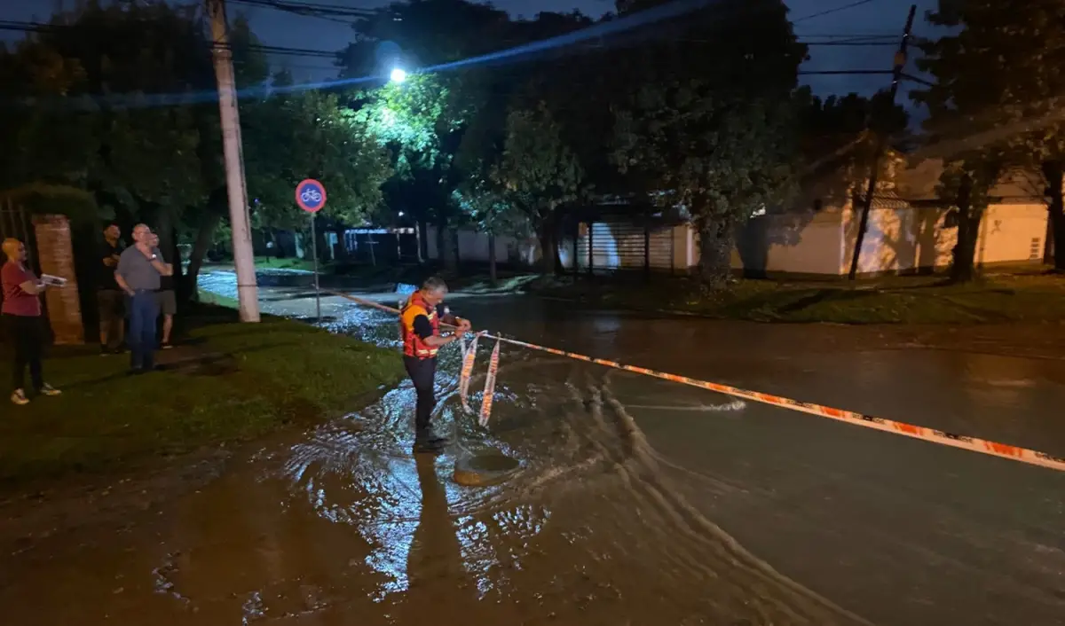 Anegamientos, tapas desplazadas y un árbol caído tras la tormenta en Yerba Buena