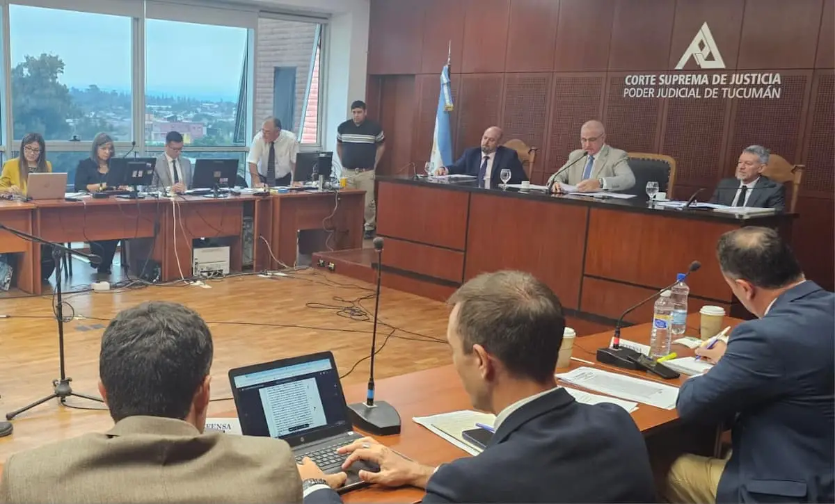 Los jueces y las partes escuchan la lectura de la secretaria del Tribunal.