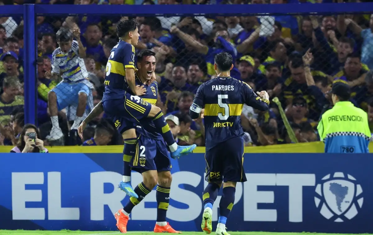 EL PRIMER FESTEJO DEL XENEIZE. Lautaro Di Lollo ya convirtió de cabeza y celebra junto a Tomás Aranda y Leandro Paredes.