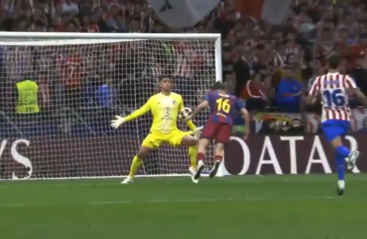 Musso realizó una gran atajada para mantener con vida al Atlético de Madrid.