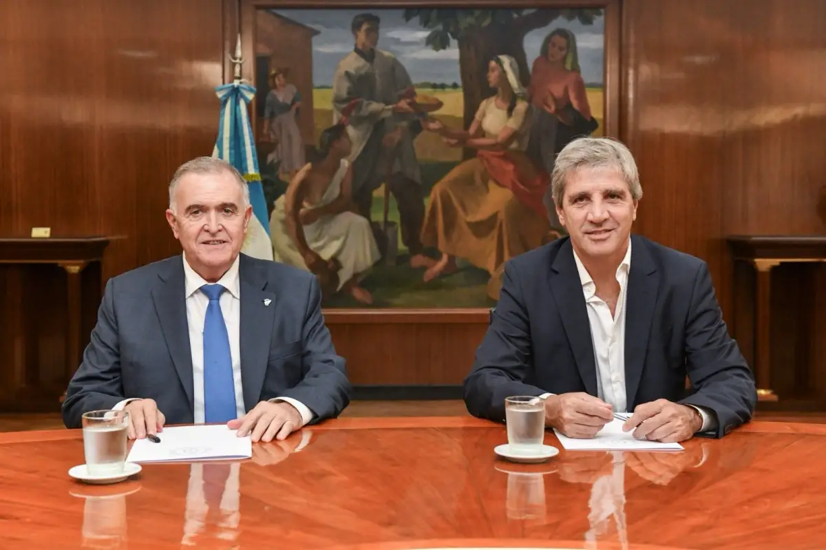 EN BUENOS AIRES. Osvaldo Jaldo y Luis Caputo sellaron la adjudicación del Acueducto de Vipos.