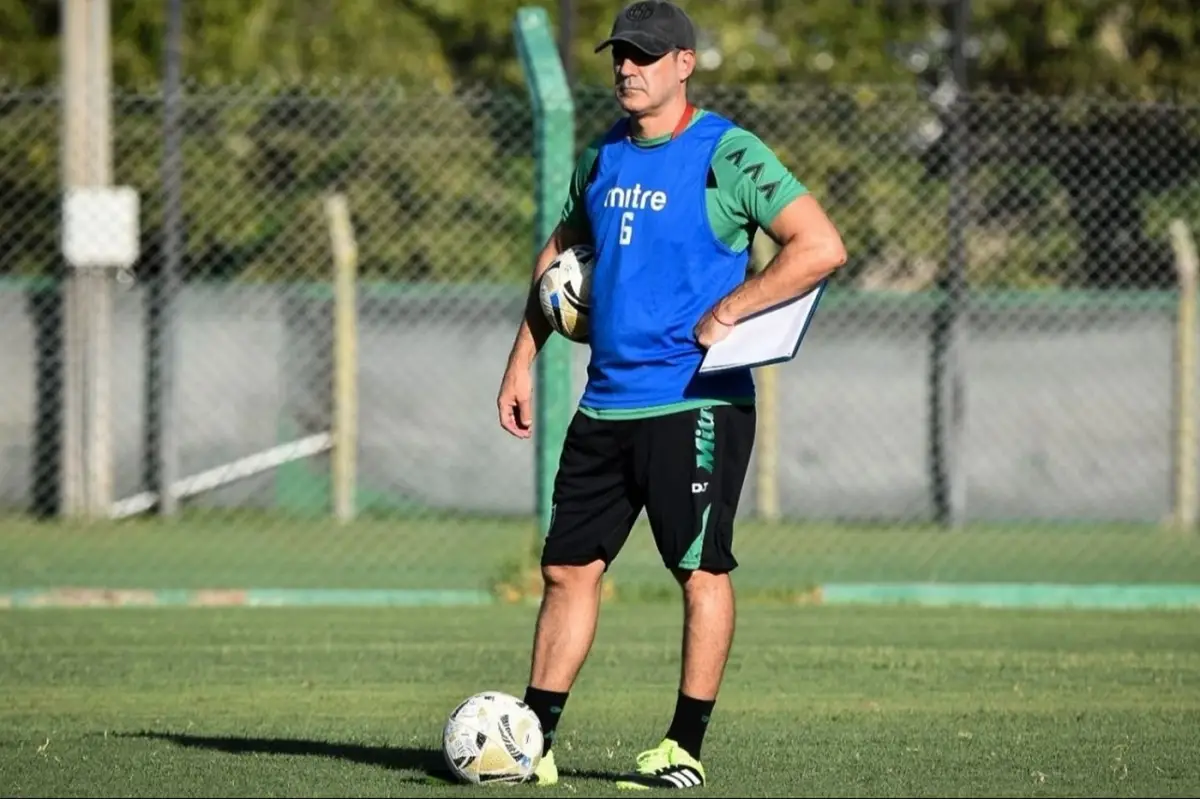 FINAL DE UNA ETAPA. Ariel Martos dejó de ser el técnico de San Martín de San Juan.