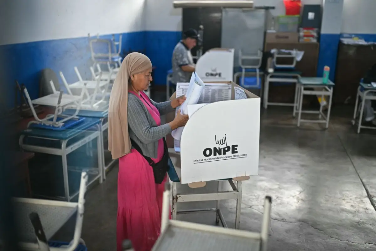 VUELTA. En Lima, miles de ciudadanos que no habían podido entrar a los centros de votación lo hicieron ayer.