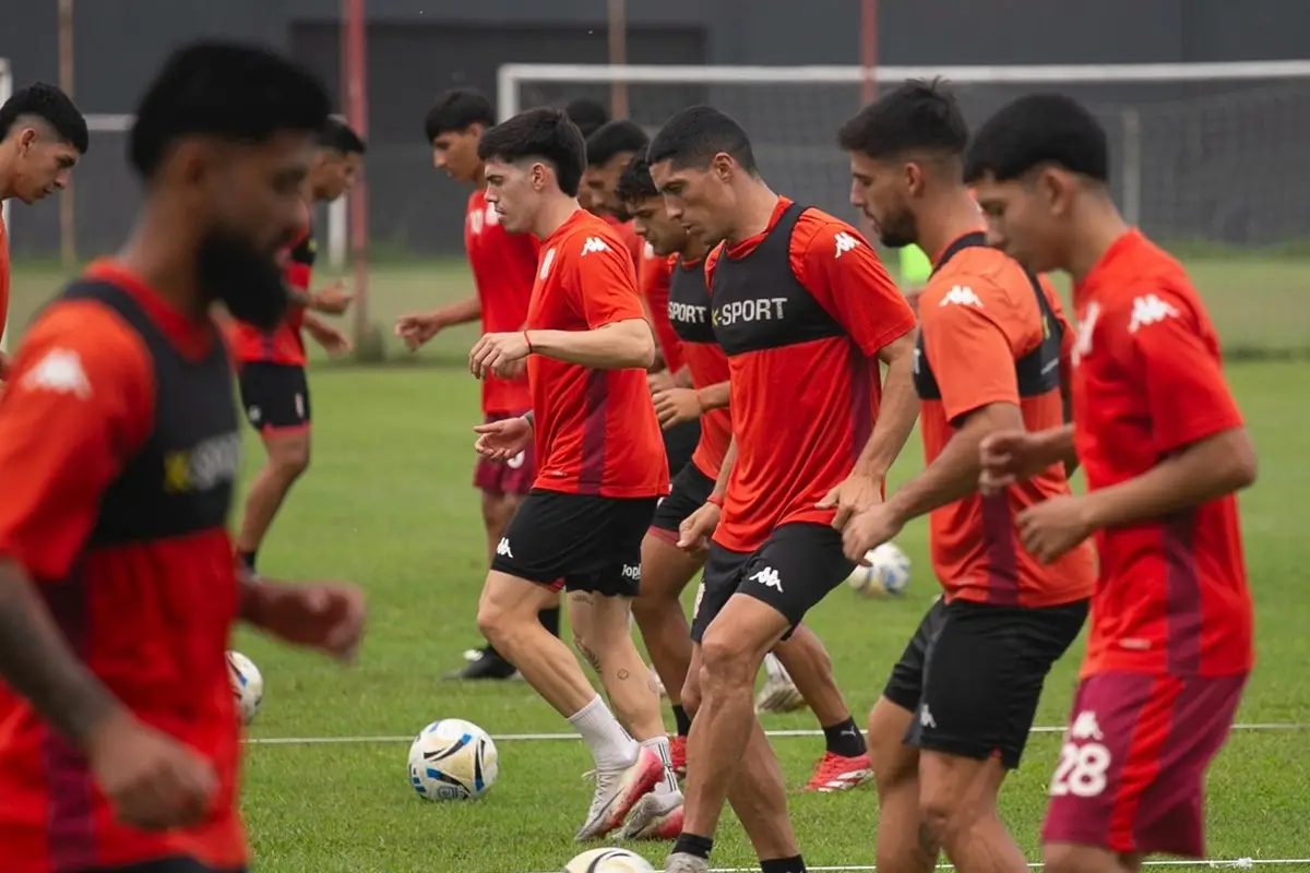 NUEVA PRÁCTICA. El plantel santo se entrena con la mira en el partido de este domingo contra Tristán Suárez.