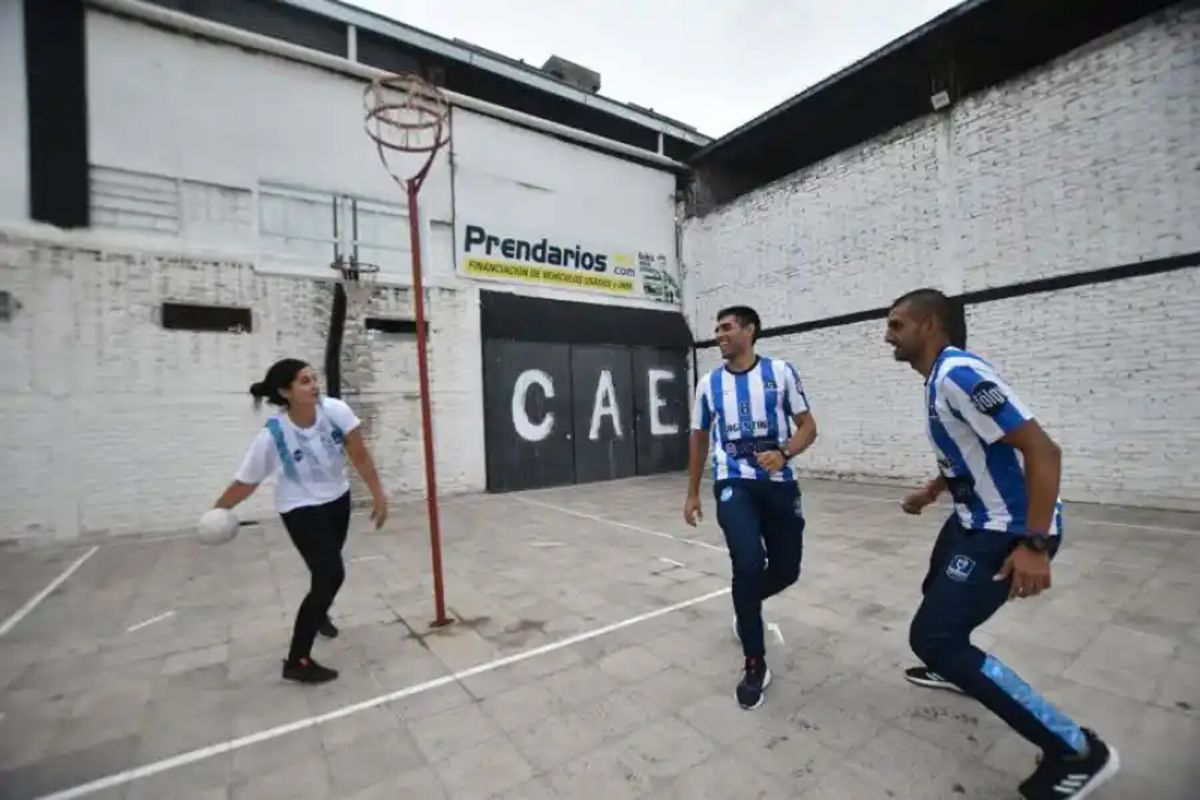 EN FAMILIA. Pablo, en el medio, se entrena con sus hermanos Federico y Melina, quienes lo acompañaron en el título mundial.