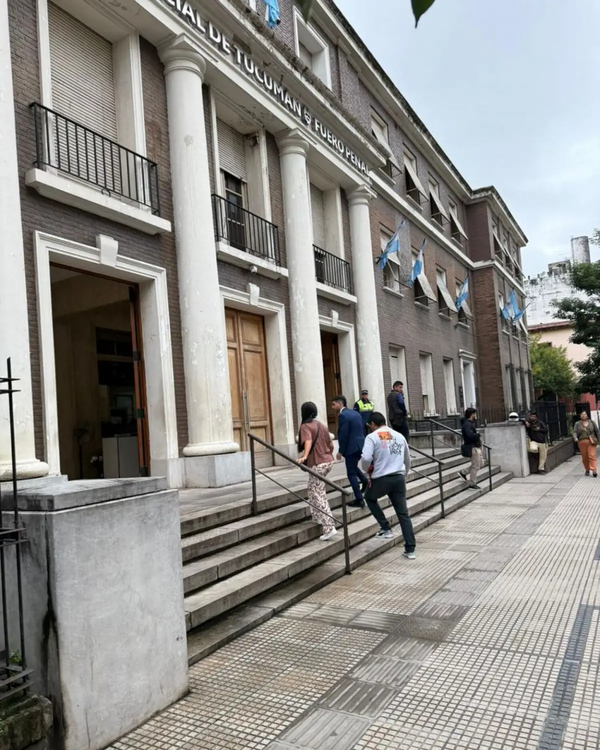 EN TRIBUNALES. María Teresa Miranda, Lucas Pontoni y el abogado Patricio Fresia momentos antes de declarar.