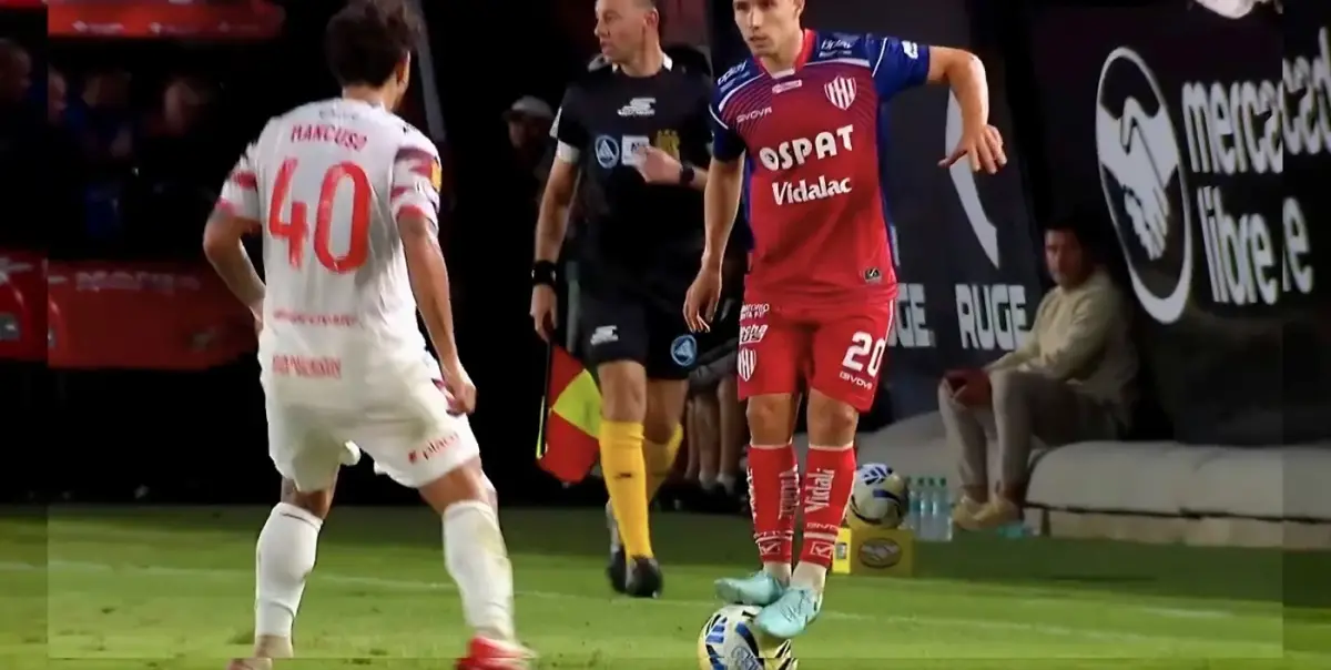 Julián Palacios, de Unión, se paró sobre la pelota en el último partido frente a Estudiantes.