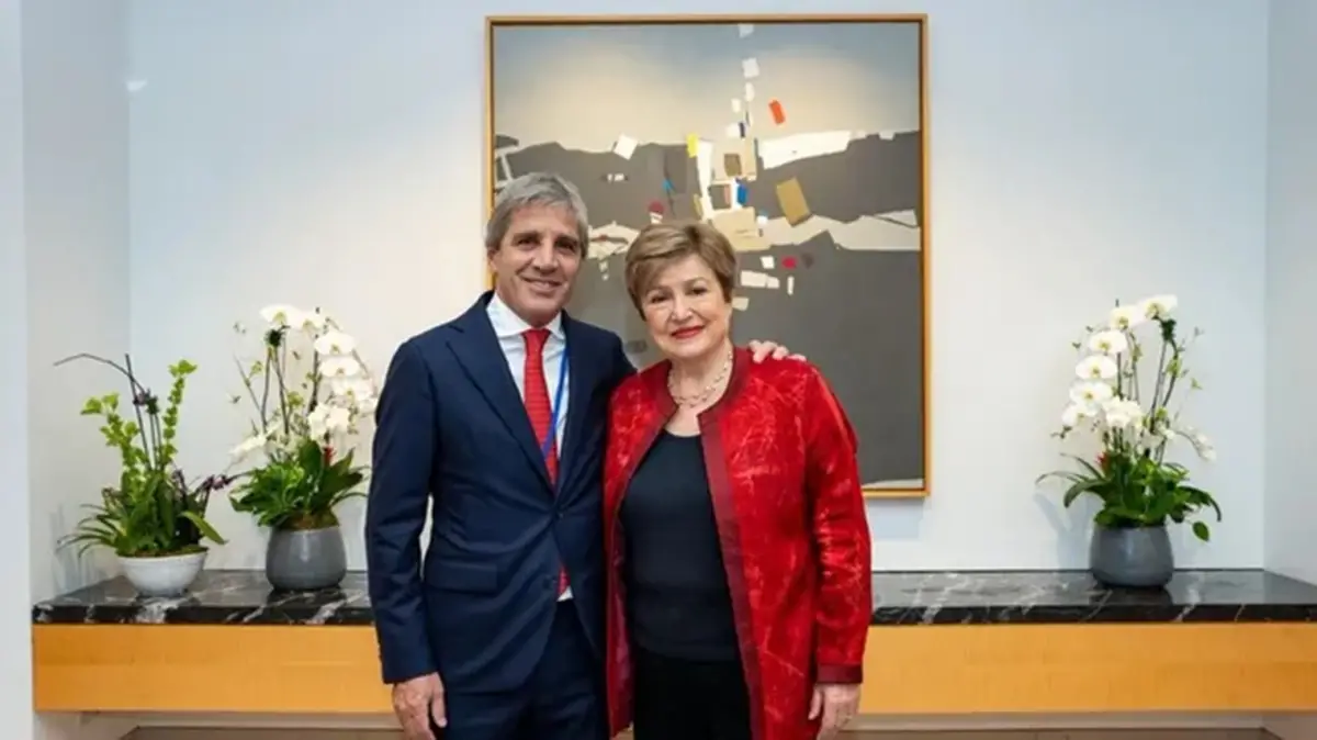 El ministro Luis Caputo y la titular del FMI, Kristalina Georgieva, finalizaron la segunda revisión del programa.