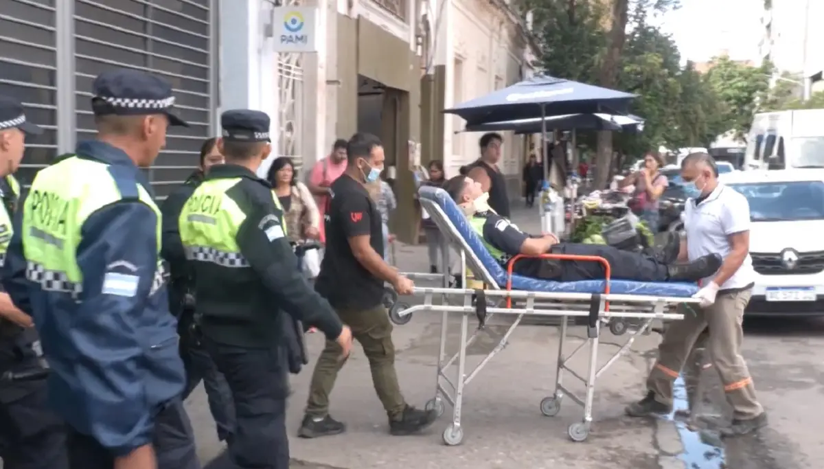 EN CAMILLA. El efectivo fue escoltado por sus compañeros. captura de video.