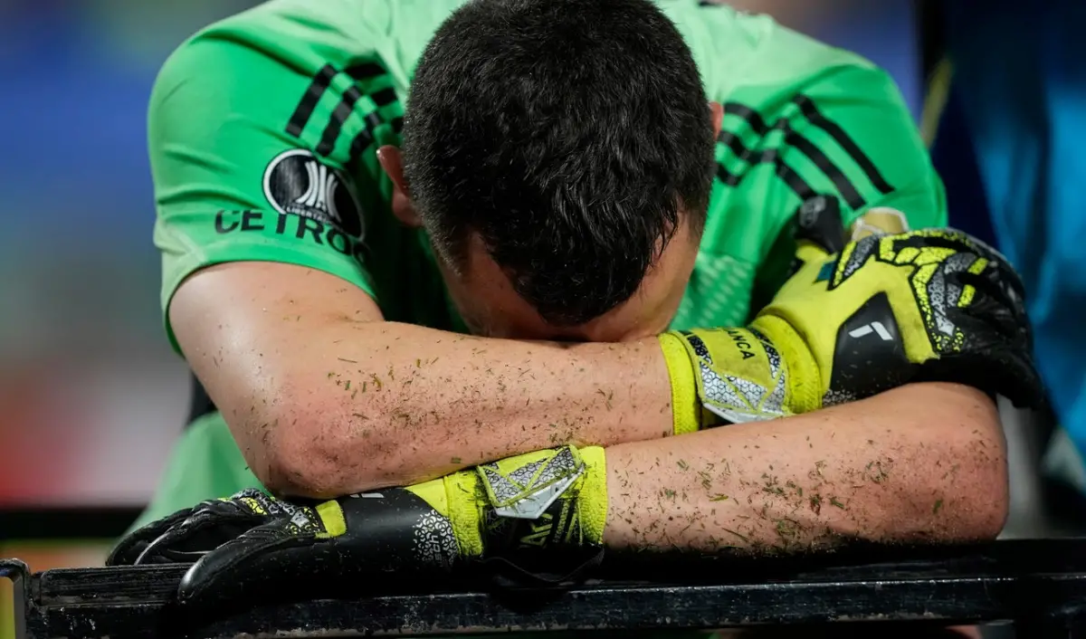 NO LO PUEDE CREER. Marchesín se retira del campo de juego con dolor e impotencia. Estará varios meses fuera de las canchas.