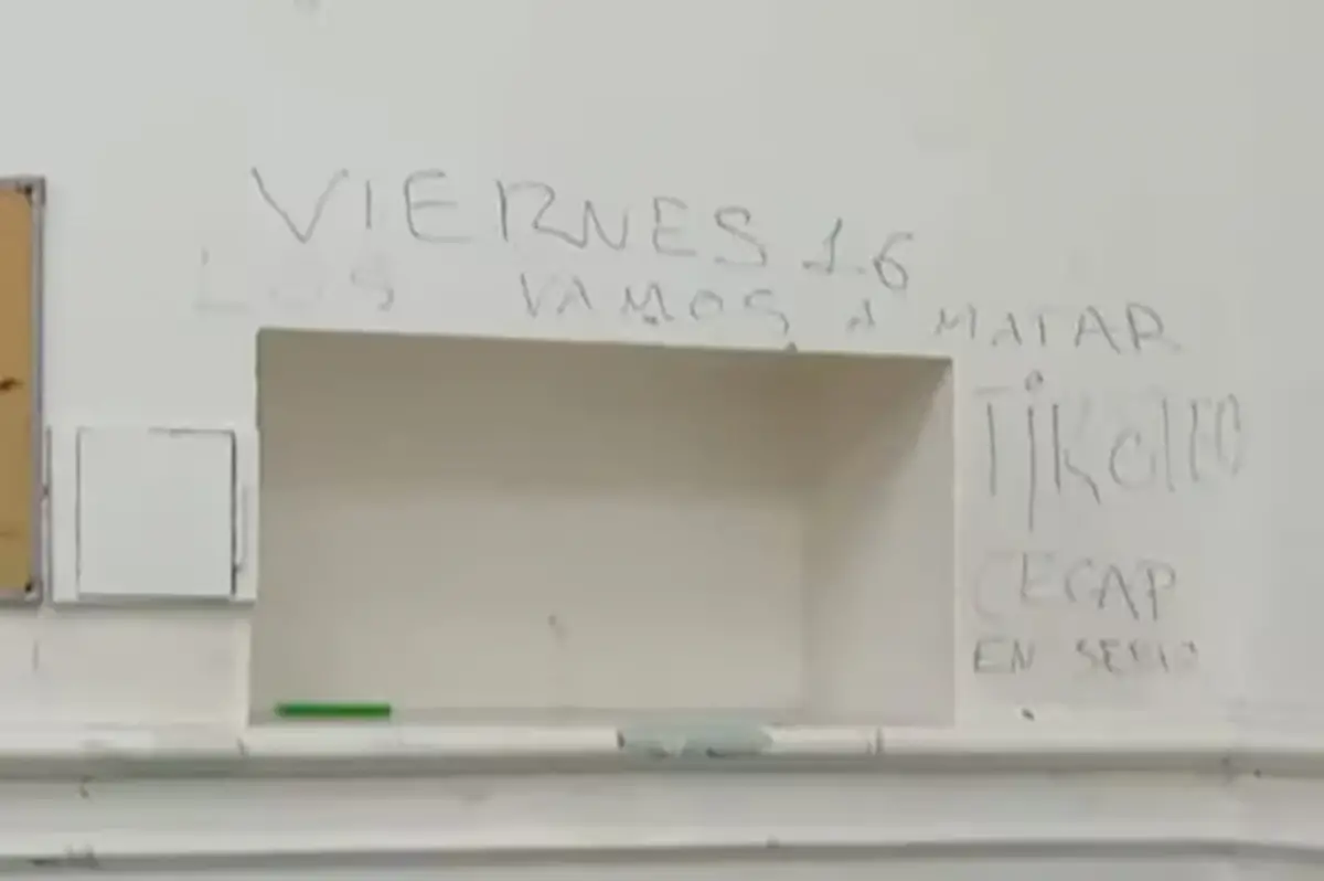 El grafiti con amenazas que apareció en el Carlos Pellegrini