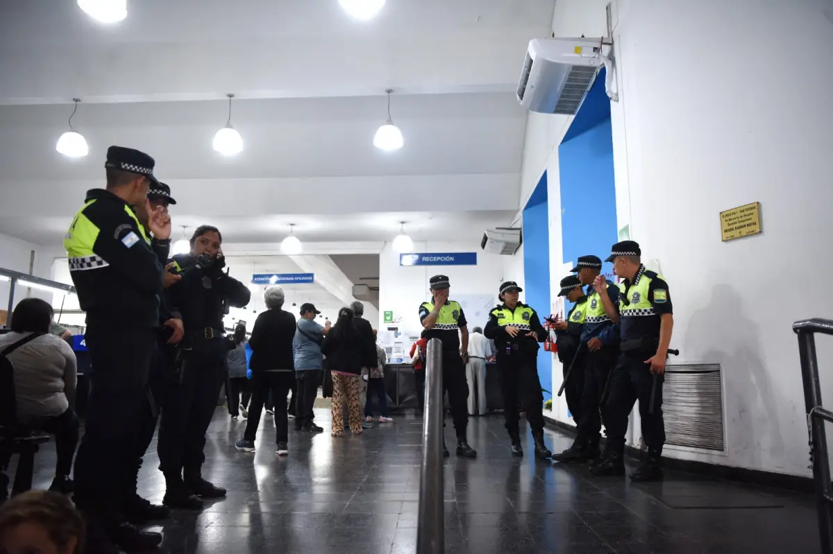 EN EL LUGAR. La Policía tuvo que custodiar el edificio. LA GACETA / FOTO ANALÍA JARAMILLO
