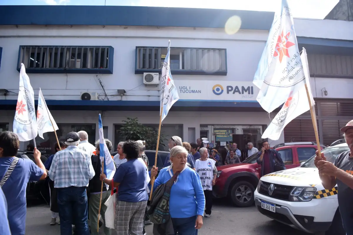 PROTESTA EN PAMI. Jubilados reclamaron por la falta de atención. Foto de LA GACETA / Analía Jaramillo