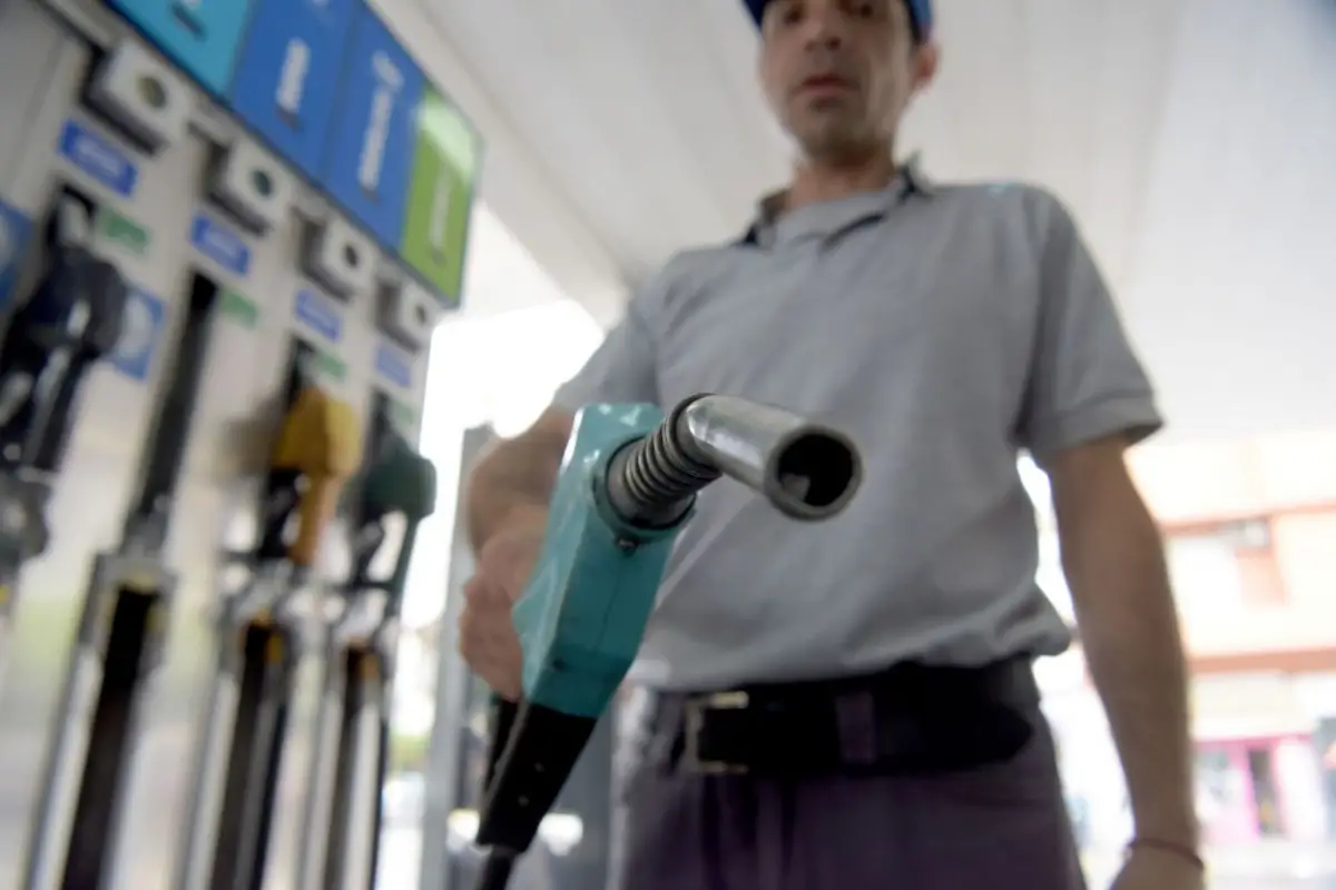 FUERTE REAJUSTE. Durante marzo, la nafta subió un 22% por la suba del valor del petróleo.