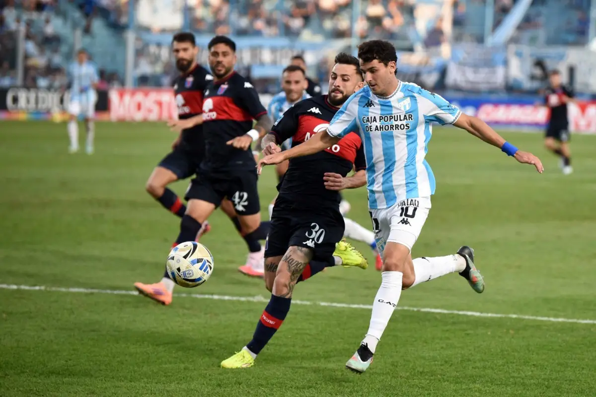 NUEVA FUNCIÓN. Franco Nicola pasó de jugar como extremo a desempañarse como volante interior; un rol con mayor compromiso en el armado del juego.