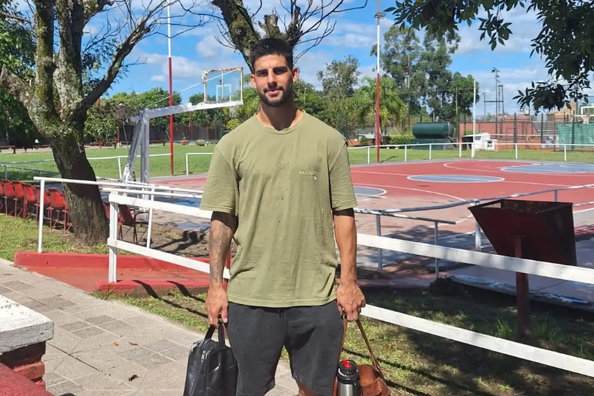 RELAJADO. Briñone, con el kit matero y el botinero en las manos, se dirige rumbo a la pensión para el almuerzo.