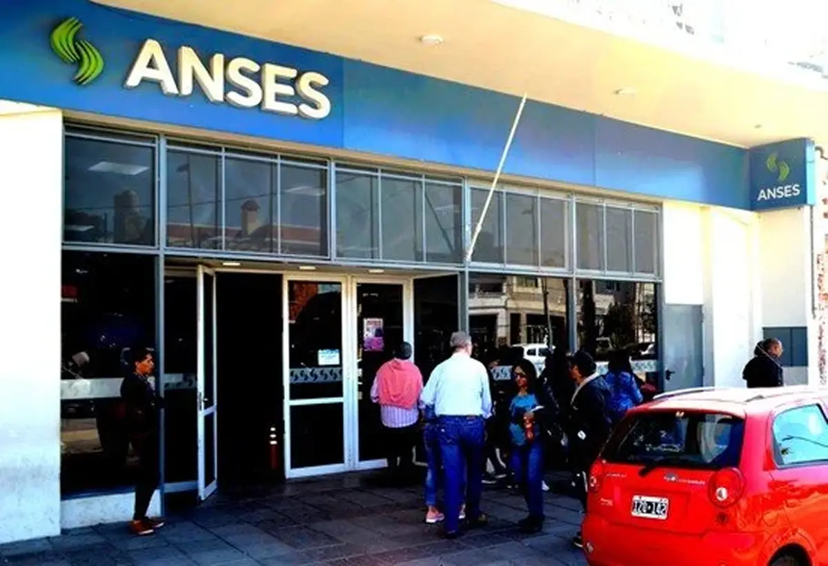 Jubilados que viajan al exterior: qué trámites deben hacer para no perder sus haberes en 2026