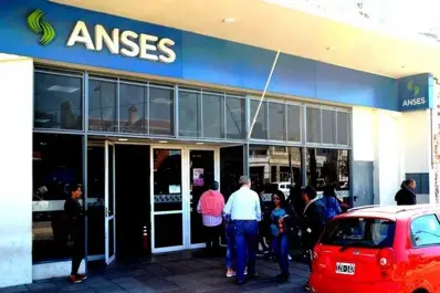 Jubilados que viajan al exterior: qué trámites deben hacer para no perder sus haberes en 2026