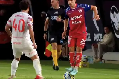 Nueva sanción en el fútbol argentino: “subirse al balón” será castigado con amarilla y tiro libre indirecto