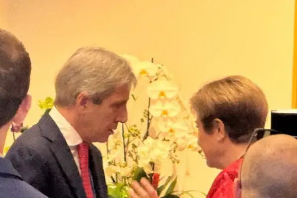 El FMI aprobó la revisión técnica con Argentina en medio de elogios de Caputo y dudas por la inflación