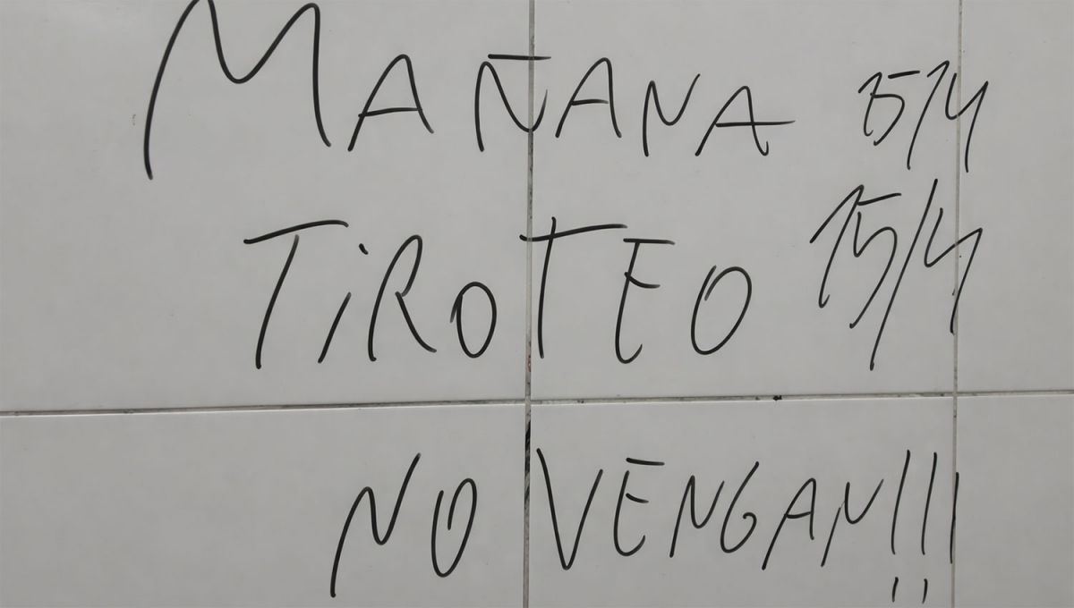 TEMOR. Las pintadas aparecieron ayer en los baños de los establecimientos tucumanos.