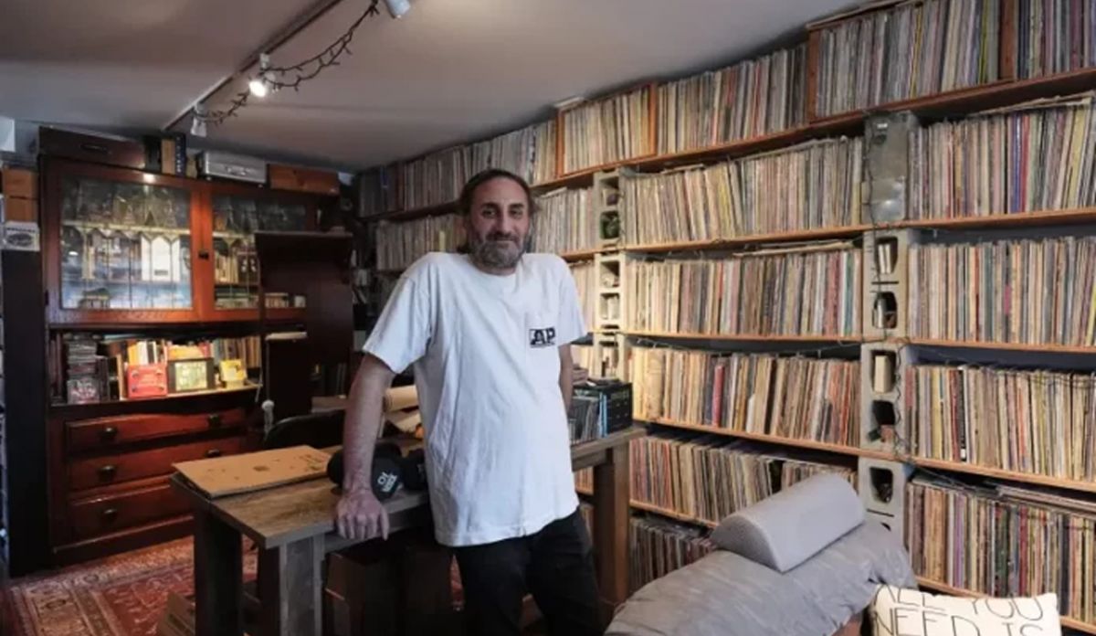 COLECCIÓN. Adam en su casa de Chicago, rodeado de su modesta, pequeña, casi imperceptible colección de vinilos. / ADAM JACOBS