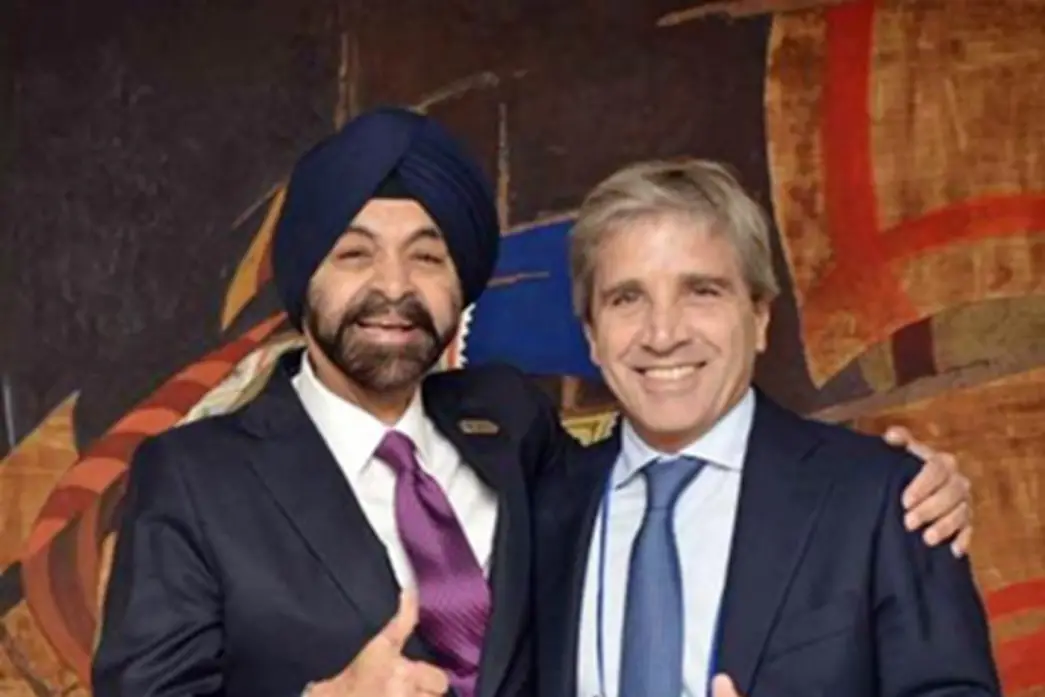 Caputo y el presidente del Banco Mundial, Ajay Banga. FOTO X