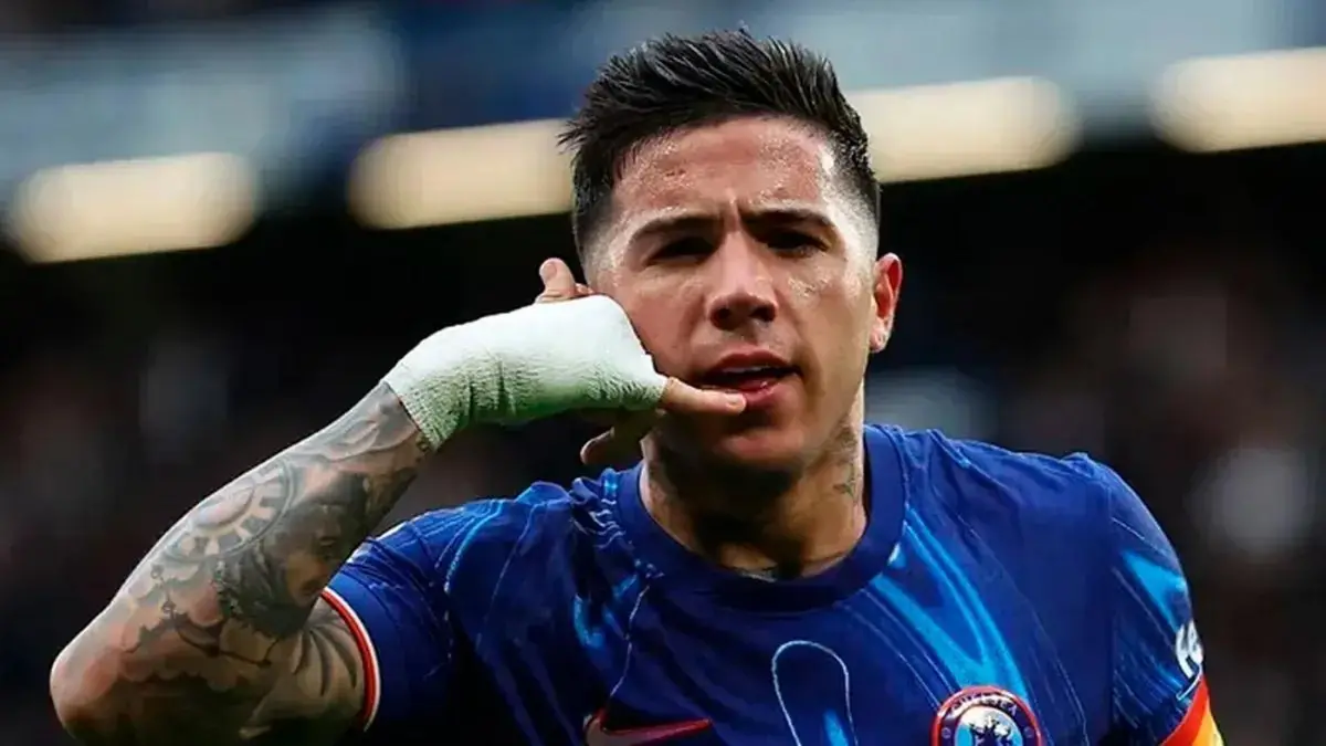 Enzo Fernández estará disponible para el duelo entre Chelsea y Manchester United.