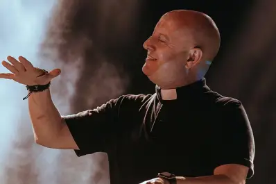 El cura DJ más famoso del mundo llega a Argentina: show gratis en Plaza de Mayo en homenaje al papa Francisco