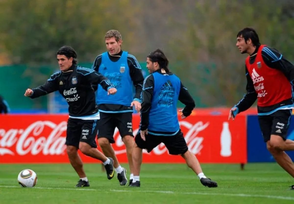 LEYENDAS. Ariel Ortega conduce la pelota ante la mirada de Martín Palermo y Juan Pablo Pereyra. El ex Atlético ingresó en el segundo tiempo por el histórico delantero de Boca en la victoria de Argentina sobre Haití.